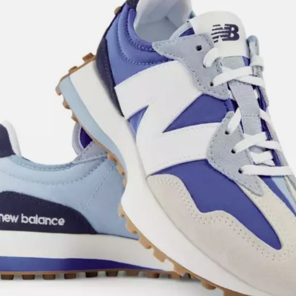New balance sneakers women size 7 new balance sneakers with some sighns of wear